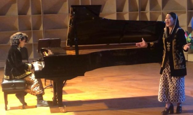 Joven músico venezolano explora la cultura de Indonesia