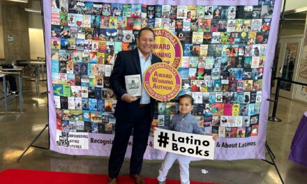El autor venezolano Ricardo Adrianza es galardonado con el Premio Internacional del Libro Latino