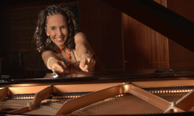 La venezolana Virginia Ramírez regresa con nuevos estrenos musicales y otro premio