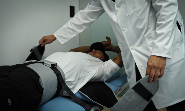 Presentan una camilla de tracción que alivia el dolor