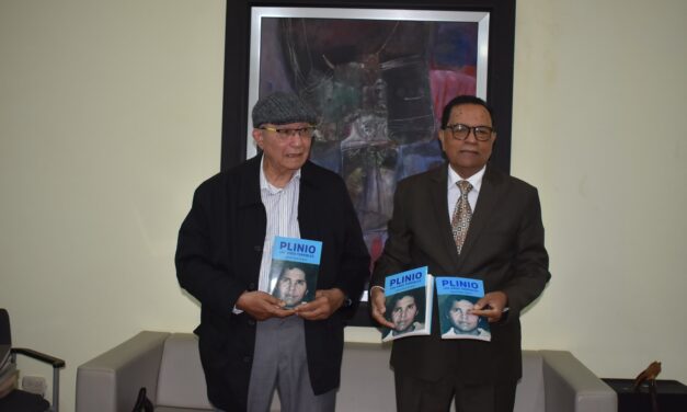 Manuel Matos Moquete visita Bibliteca Nacional dominicana para hacer depósito legal de su ensayo “Plinio, los años terribles”