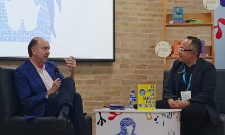 El empresario turístico venezolano presentó su bestseller «El Arte de Servir para Triunfar» en la feria del libro de Bogotá