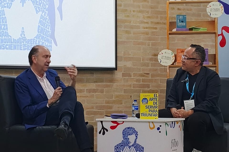El empresario turístico venezolano presentó su bestseller «El Arte de Servir para Triunfar» en la feria del libro de Bogotá