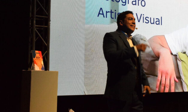 Bladimir Aguilera presentó su conferencia «Multifacético»