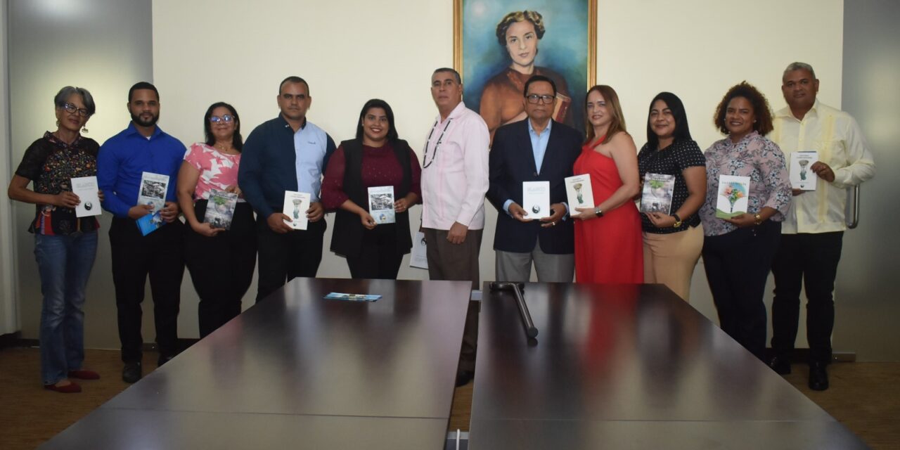 Poeta visita Biblioteca Nacional Dominicana para hacer depósito de sus obras