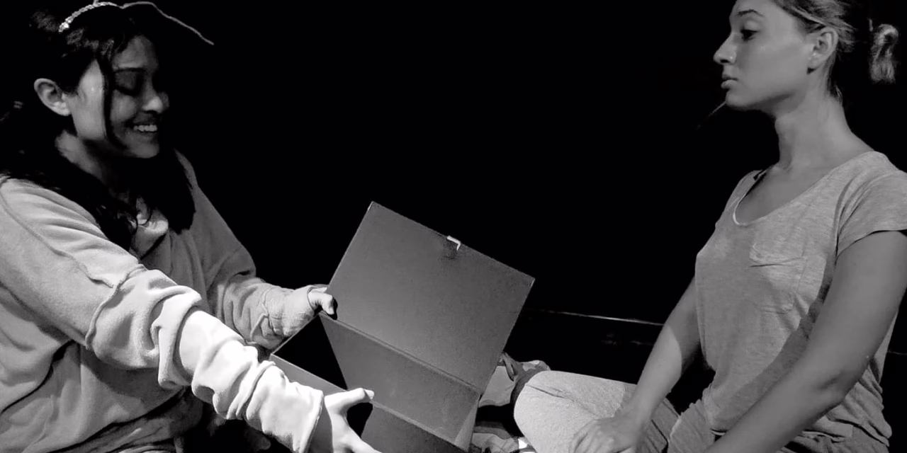 Fereteatro presenta “Fondo negro con Luciérnagas”, una obra sobre perderse y encontrarse
