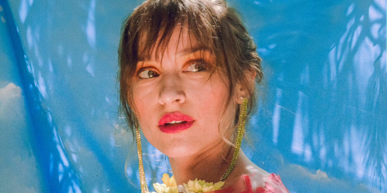 «Una fiesta al desorden» llega a Caracas: Lucía Alegría vuelve a su raíz con un showcase íntimo