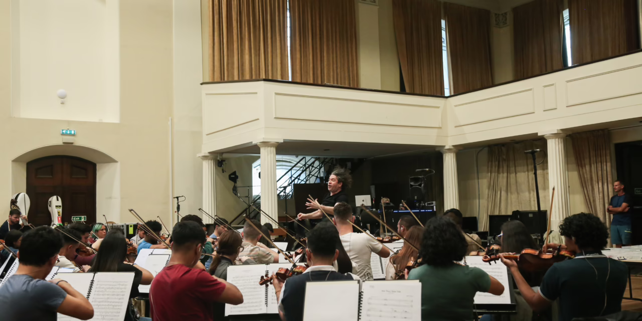 La Orquesta Sinfónica Simón Bolívar vive un acontecimiento único en su historia: estará junto a Coldplay durante 10 fechas