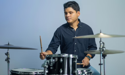 Oscar Mejía: El baterista venezolano que marca el ritmo de la música cristiana mundial