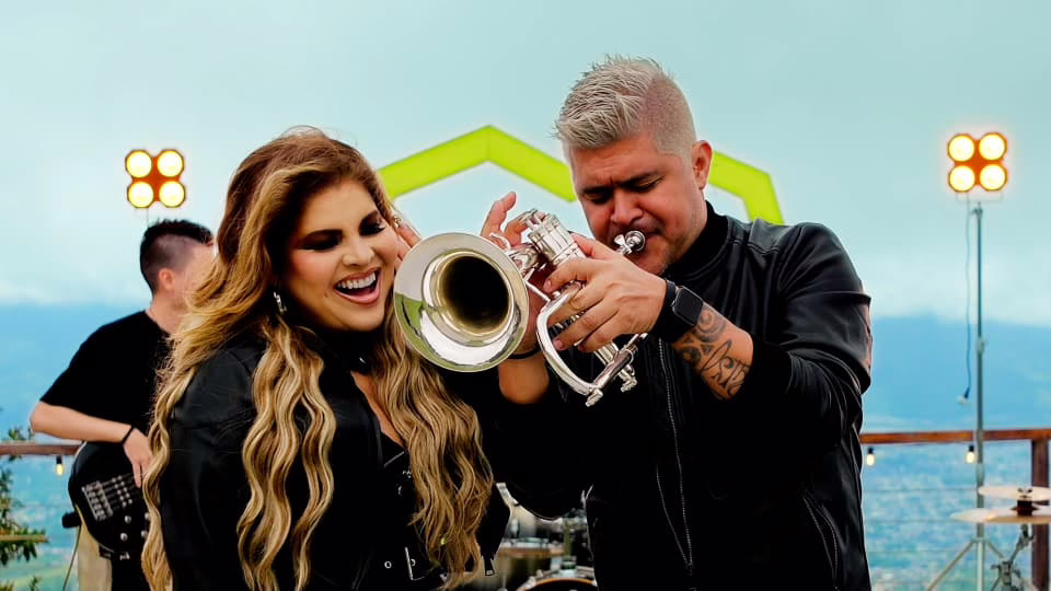 Diveana y Anthony Pérez se unen para la versión deluxe de “Tus Ojos”