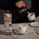 En el día mundial del café lo beberemos como ritual: esta es la técnica barista y equilibrio lácteo en cada sorbo