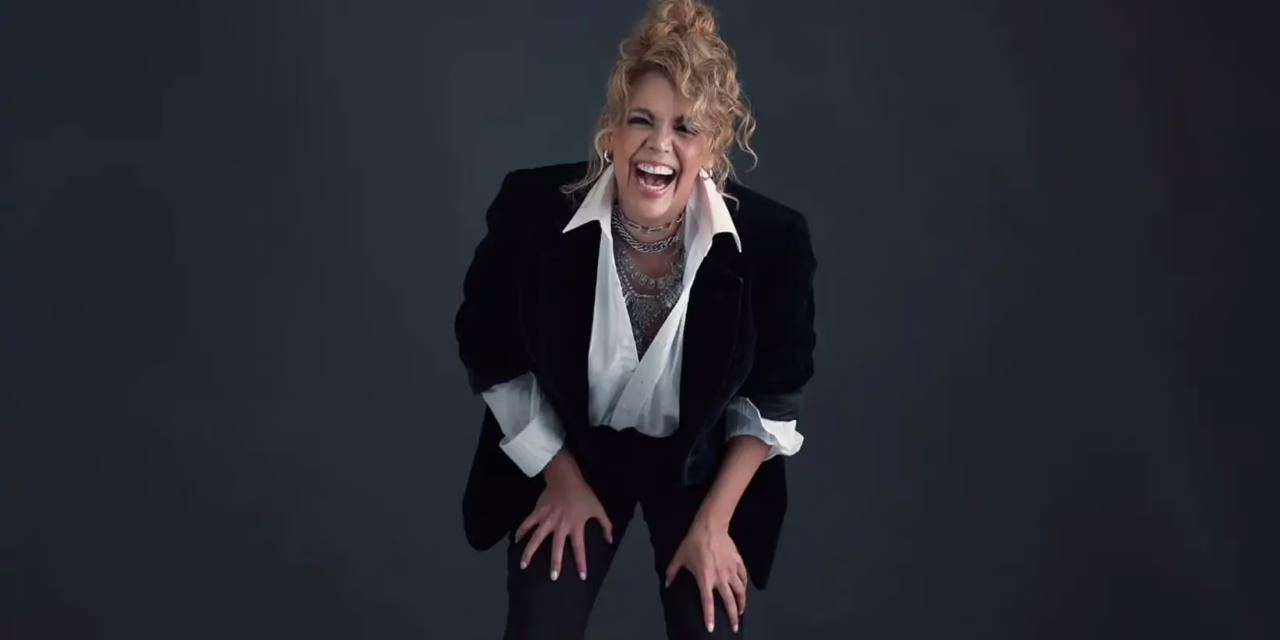 Elaiza Gil se estrena en el stand up comedy con “¡Soltera sí, sola JAMÁS!”