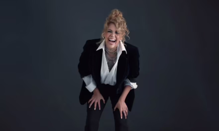 Elaiza Gil se estrena en el stand up comedy con “¡Soltera sí, sola JAMÁS!”