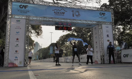 El panameño Jorge Castelblanco y la ecuatoriana Silvia Ortiz ganaron la décima edición del Maratón CAF 2026