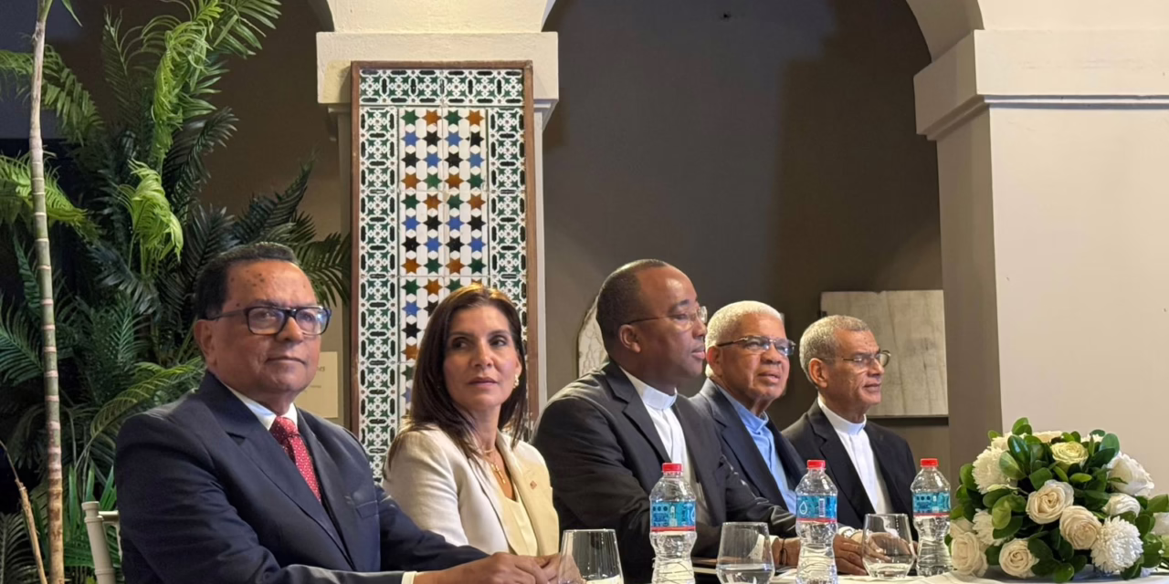 Santo Domingo: presentan libro «De la mano con la palabra” del padre David Soriano