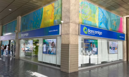 Bancamiga fusiona arte y finanzas con el mural «Narrativas globales» en su agencia Altamira