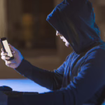 Identifica las tres señales que indican que hackearon tu teléfono móvil y qué debes hacer