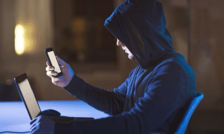 Identifica las tres señales que indican que hackearon tu teléfono móvil y qué debes hacer
