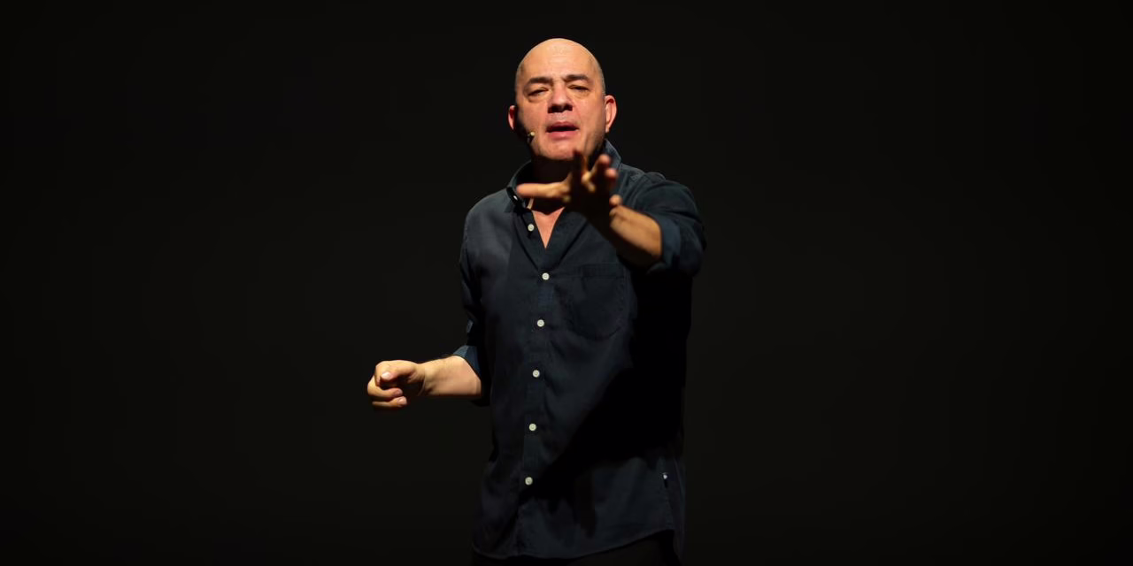 El primer actor colombiano Julián Arango presenta en el Centro Cultural Chacao su stand up comedy «Julianchou»