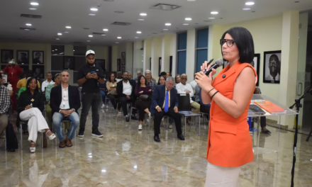 Proponen a escritores empoderarse en gestión de sus obras para aprovechar beneficios economía naranja