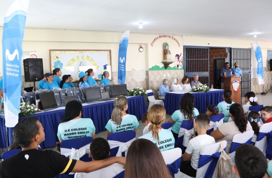 Movistar entregó 500 kits escolares para apoyar a estudiantes de La Guaira